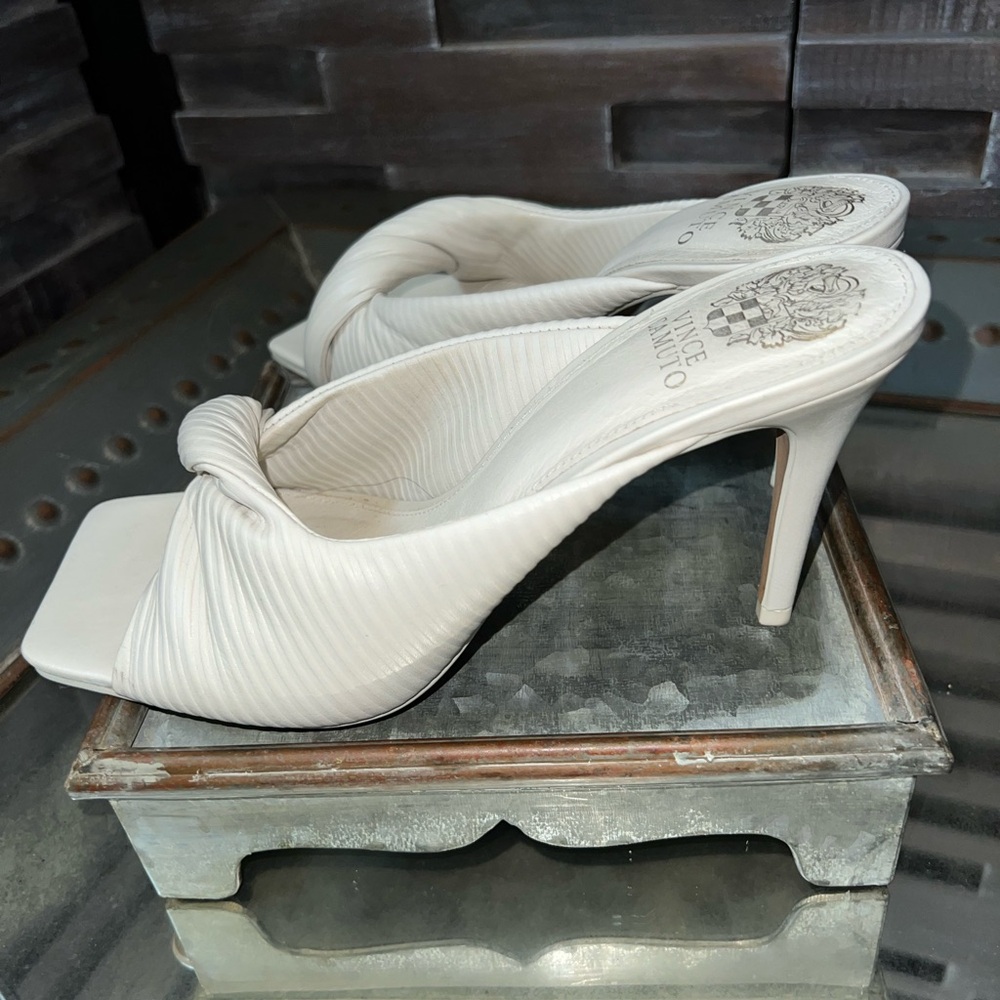 (Worn ONCE!) Vince Camuto pleated leather mules. Neutral/bone color… BEAUTIFUL!